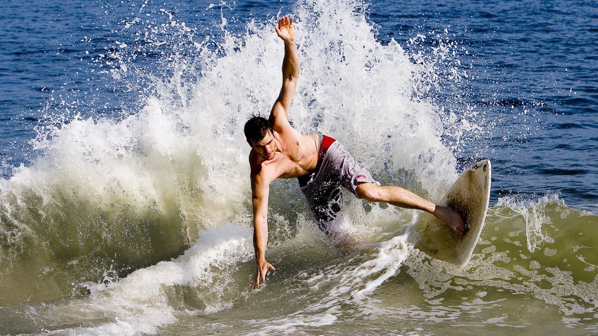 美加墨世界杯预选赛焦点战，黄蜂队一波流横扫深圳队，中国足球再遇沉重一课